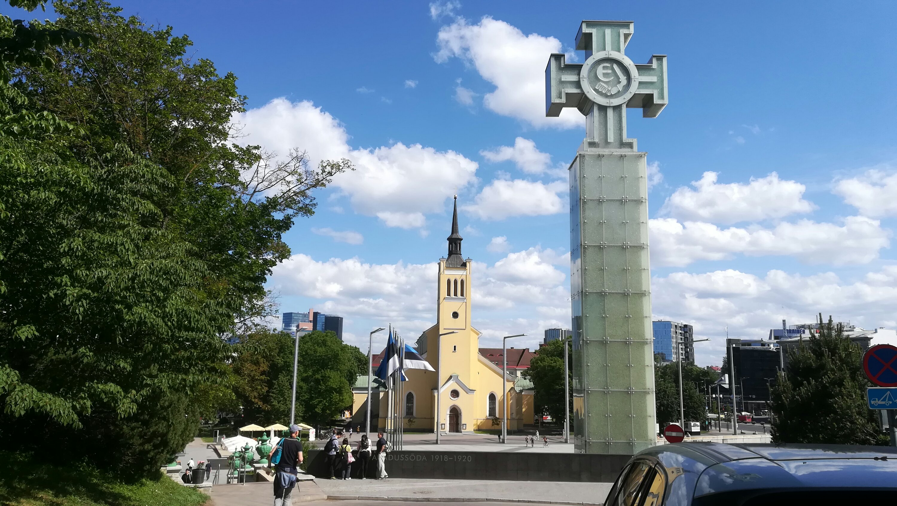 Het Vrĳheidsplein met de Jaani kerk 